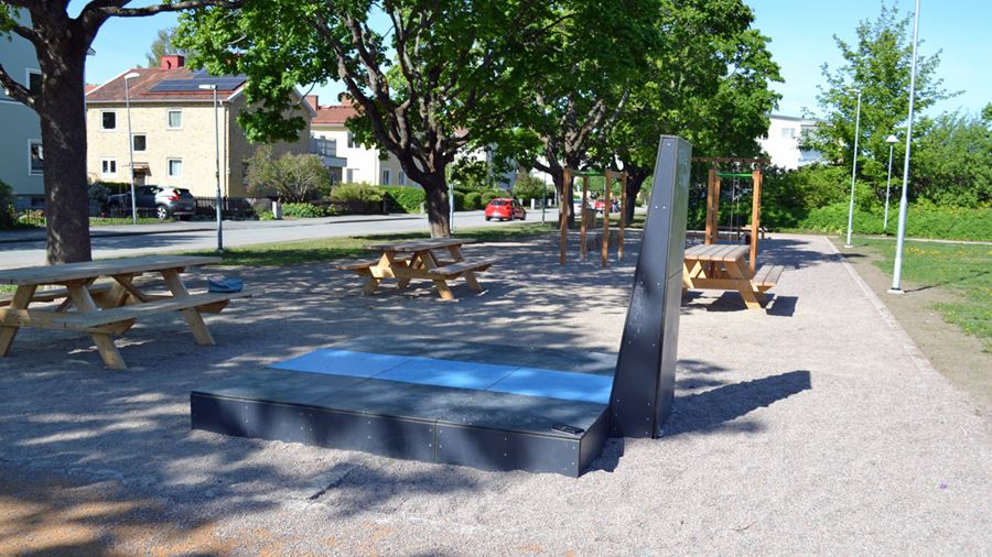 I Banvaktsparken finns till exempel ett dansgolv, en hinderbana, sittplatser med bord och en slänggunga.