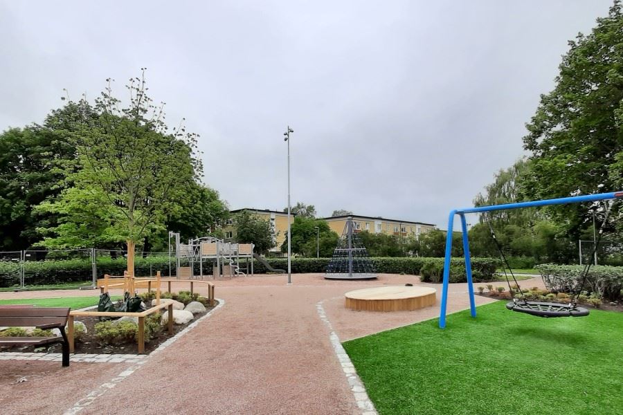 Park med klätterställning och gunga.