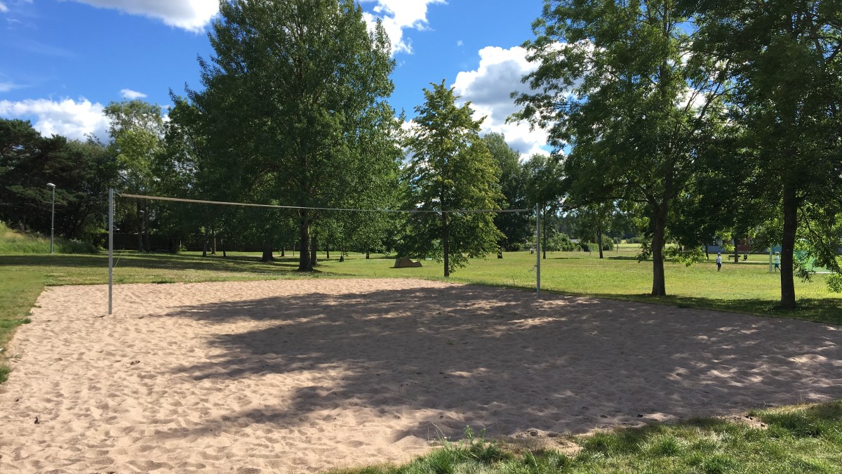 En beachvolleyplan bland gräsyorna i Flogtaparken.