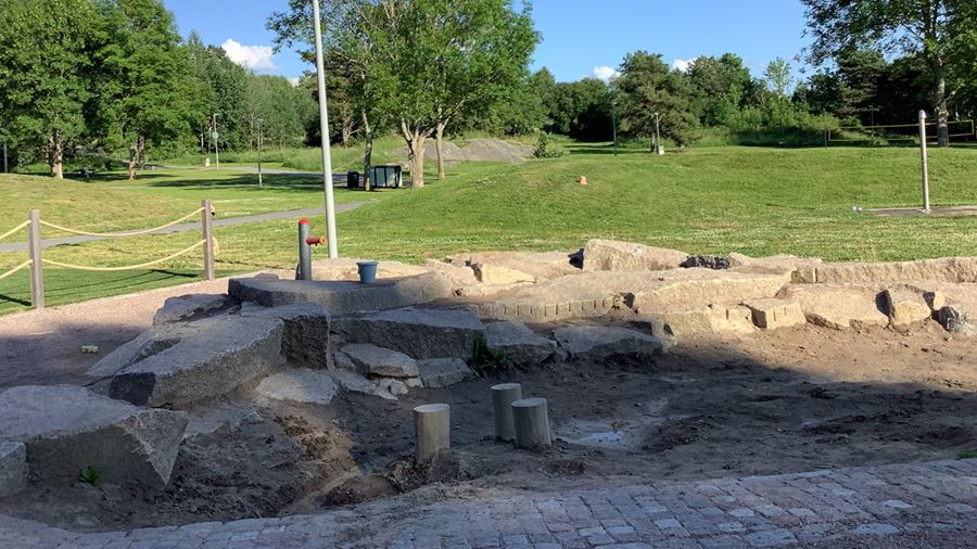 Sand- och vattenlek i Flogstaparken.