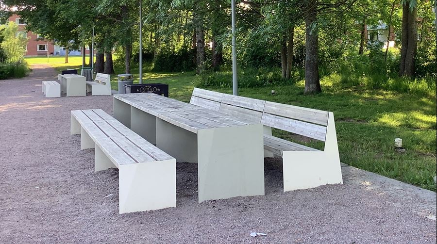 Sittplatser med bord.