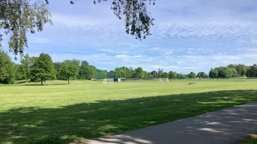 Fotbollsplan i parken.
