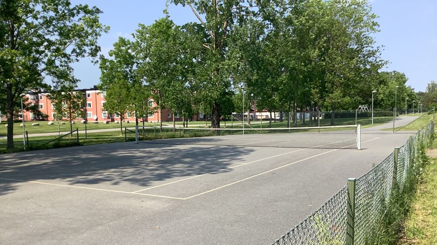 Tennisbana i parken.