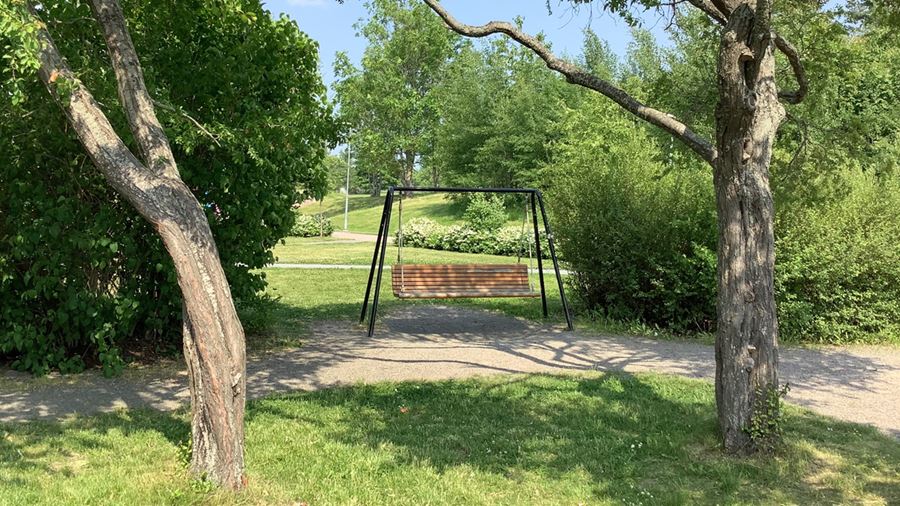 Vila benen i gungbänk i Gränbyparken.