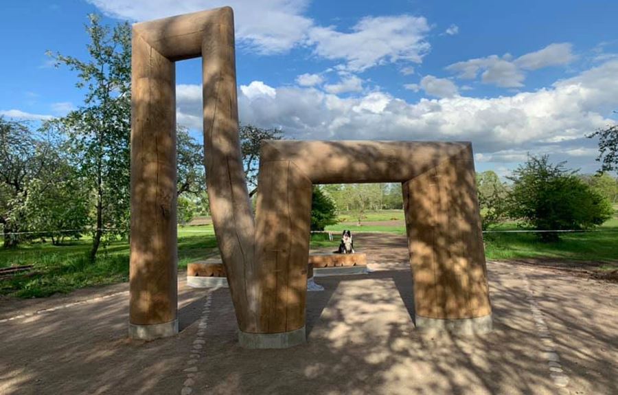 Träskulptur i Hospitalsträdgården