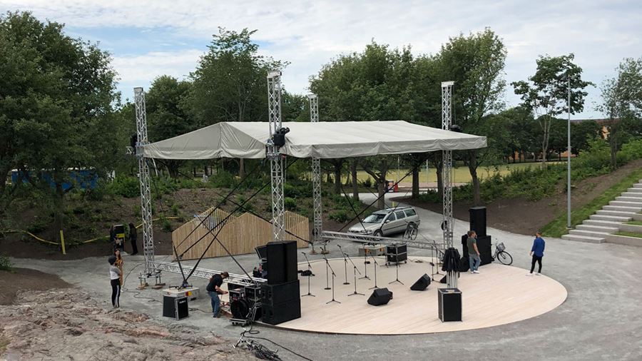 Scenen i amfiteatern i Källparken