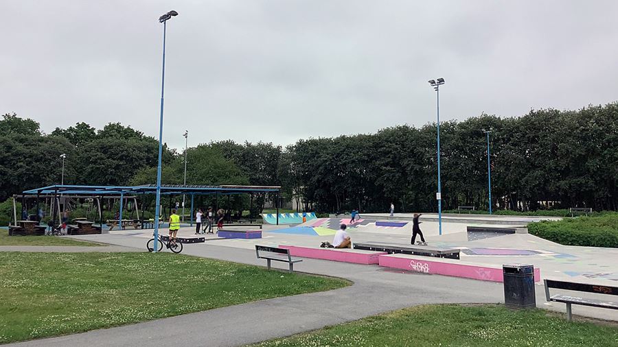 Skatebana. Bredvid den syns sittplatser under tak.