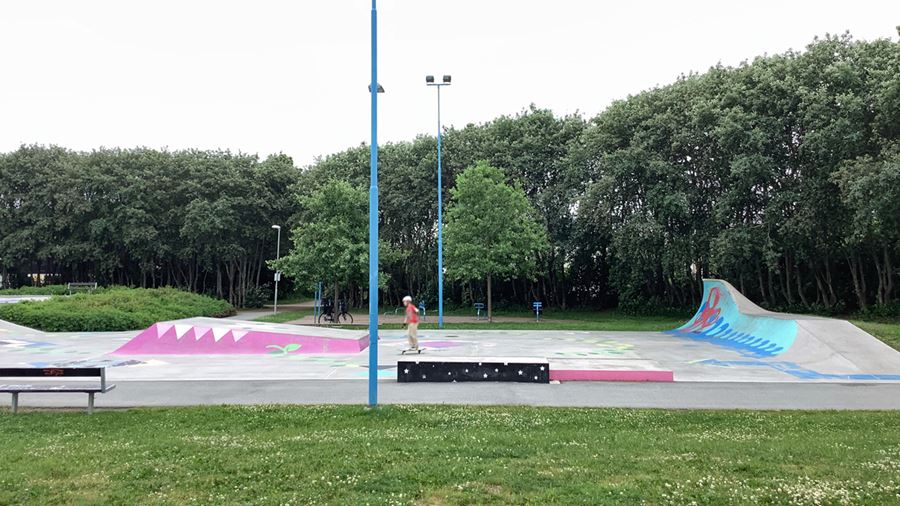 Färgglad skatebana i parken.