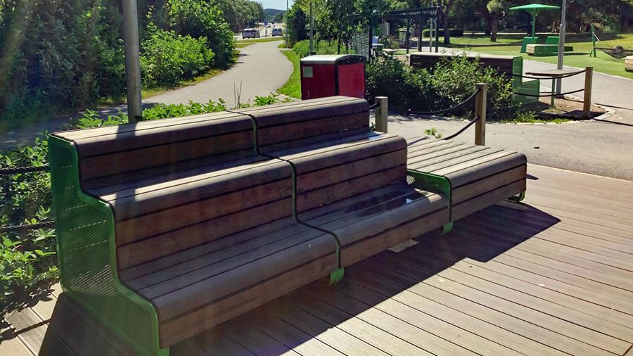 Sittmöbler för vilopaus i parken.