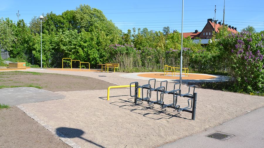Spårvägsparken med cykelställ, karusell, sittmöbler och volträcke.