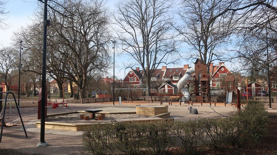 Lekpatsen vid Stiernhielmsplan. Där finns klätterställning, sandlåda, gungor, cykelkarusell och rutschkanor med mera.