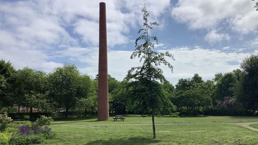 Konstverk i form av en skorsten i Tegnerparken.