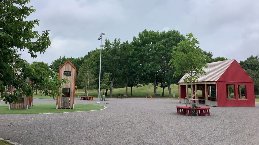 Valsätraparken med regn- och vindskydd och klättertorn.