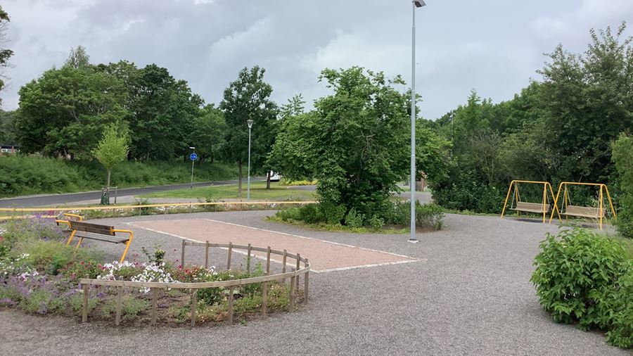 Perennrabatter vid boulebanan.