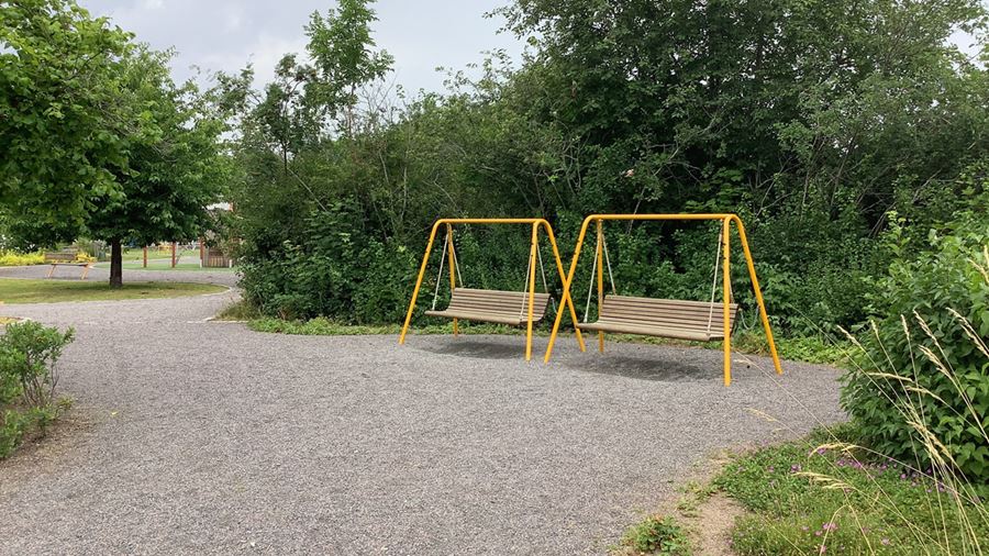 Gungbänkar i parken.