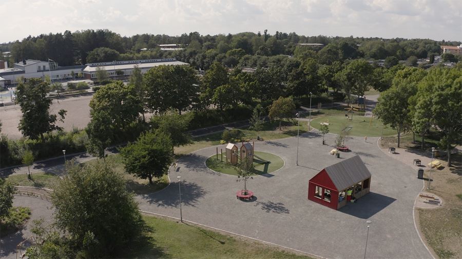 Valsätraparken, vy uppifrån där vindskydd, klätterställning och sittplatser syns.