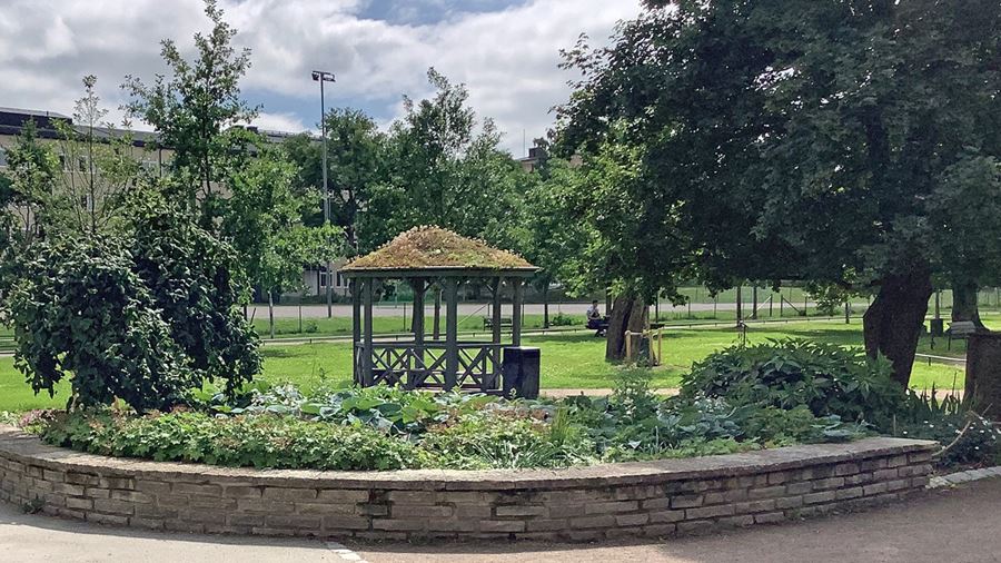 Entré till Vasaparken där man ser ett lusthus med sedumtak (växttak).