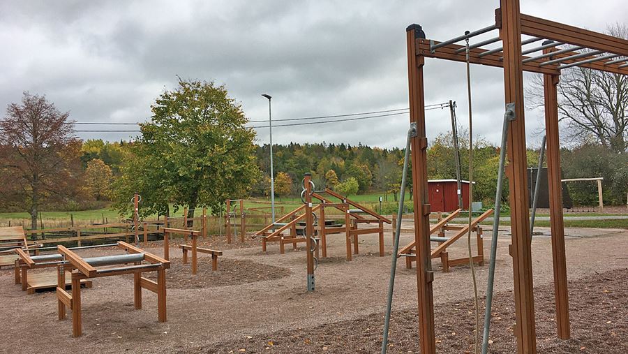 Bild som visar olika redskap som finns i utegymmet i Hammarskog.
