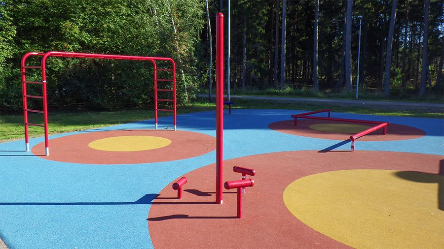 Redskap i utegymmet vid Sävja IP.