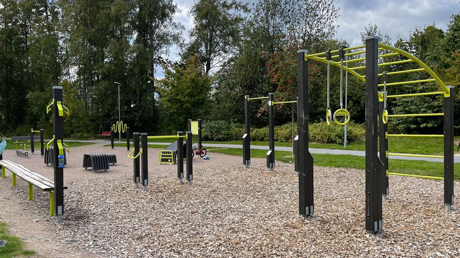 Skivlingparkens utegym med olika redskap för träning.