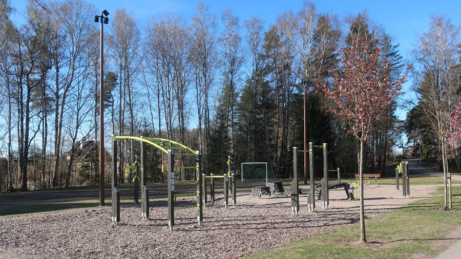 Skivlingparkens utegym har olika redskap för träning .