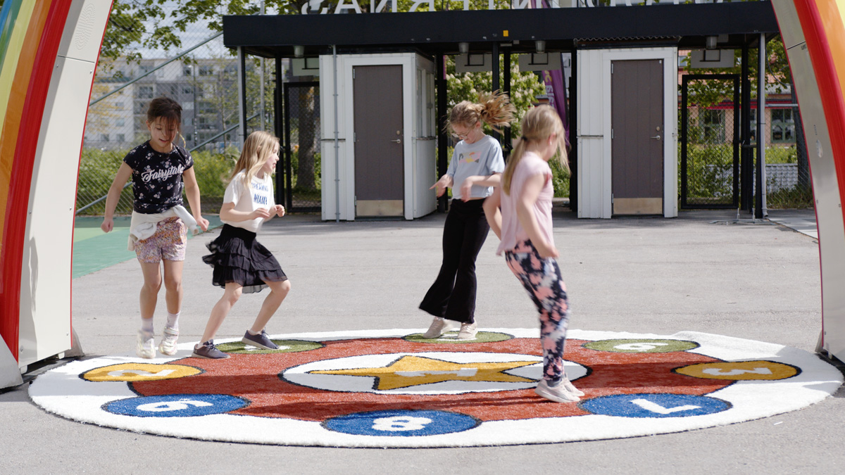 Dans och lek i dansbågen.