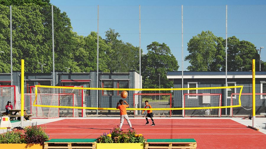 Barn som spelar volleyboll.