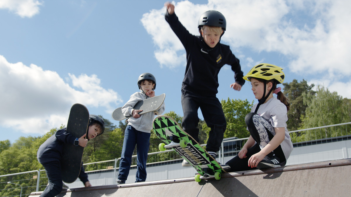 Fullfart med skateboard.