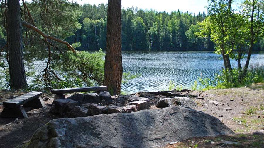 En grillplats vid Fjällnora naturistbad.