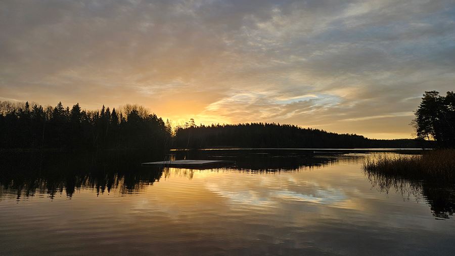 Solnedgång över sjön i Fjällnora friluftsområde