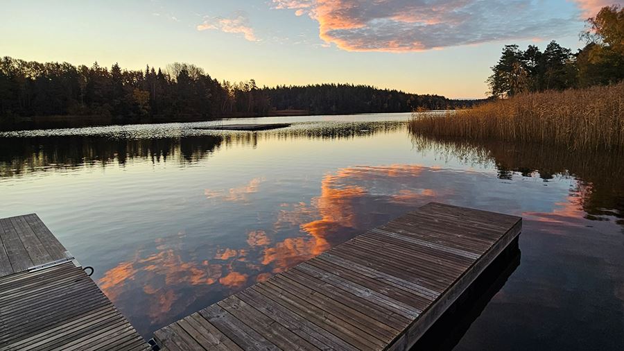Bryggor i solnedgång vid sjön i Fjällnora friluftsområde