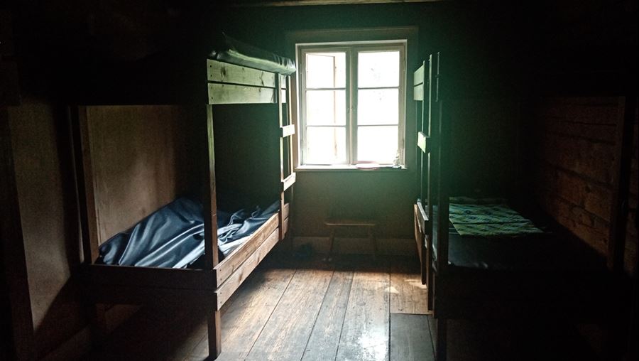 I torpet finns sex sovplatser, kamin och vedspis för uppvärmning och enklare matlagning.