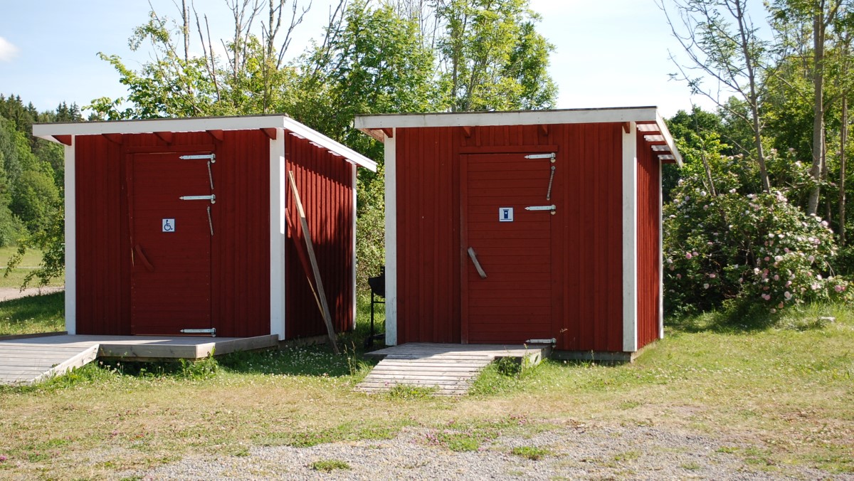 En toalett och en omkl&#228;dningshytt i Pilsbo friluftsomr&#229;de.