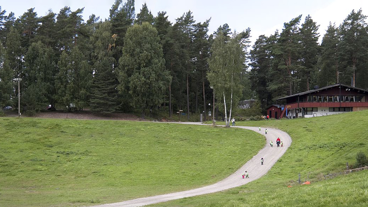 En förskolegrupp promenerar upp för Sunnerstagropen i Sunnerstaåsens friluftsområde.