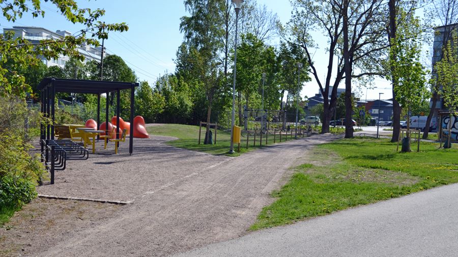 Geometriparken &#228;r en kilformad parkyta som ligger mellan Ringgatan och j&#228;rnv&#228;gen  i h&#246;jd med korsningen Ringgatan/G&#246;tgatan.