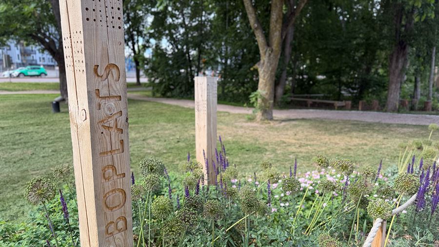 Stolpe med hålrum för insekter