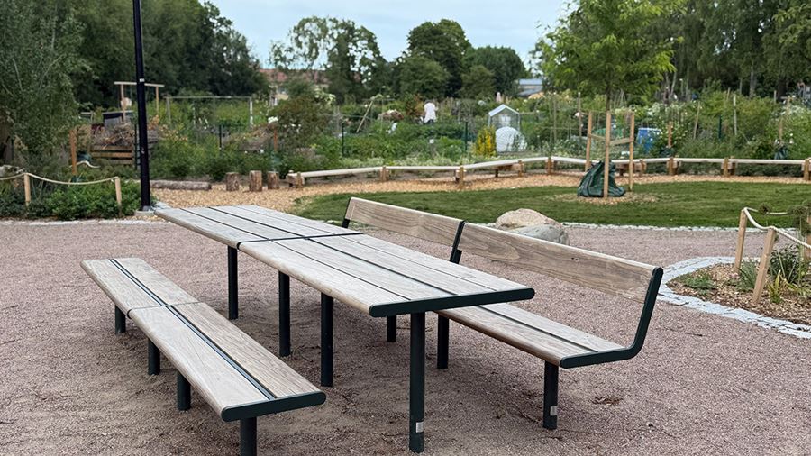 Bord och bänkar i parkmiljö