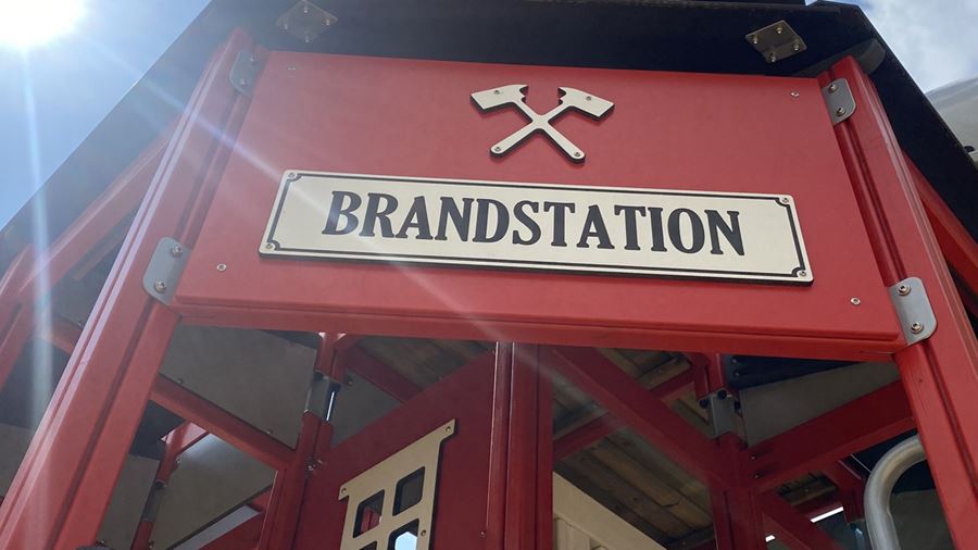 Klätterställning i form av en brandstation. i närbild.