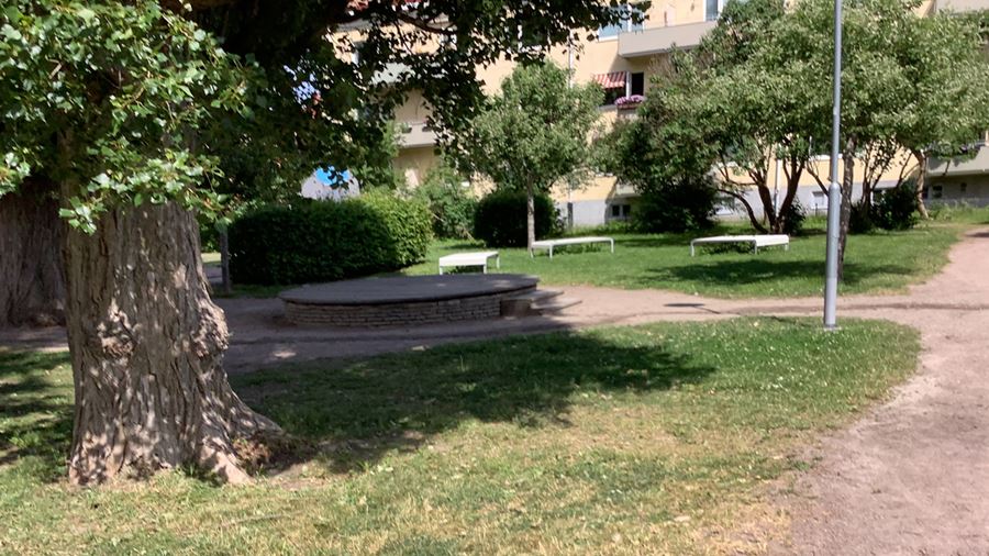 Sittplatser i skugga under träden i S:t Göransparken.