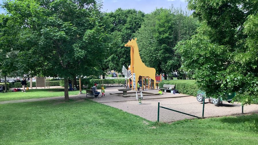 Kl&#228;tterst&#228;llning i form av en stor giraff  p&#229; lekplatsen i Tegnerparken.