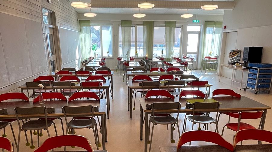 Bord och stolar i matsal
