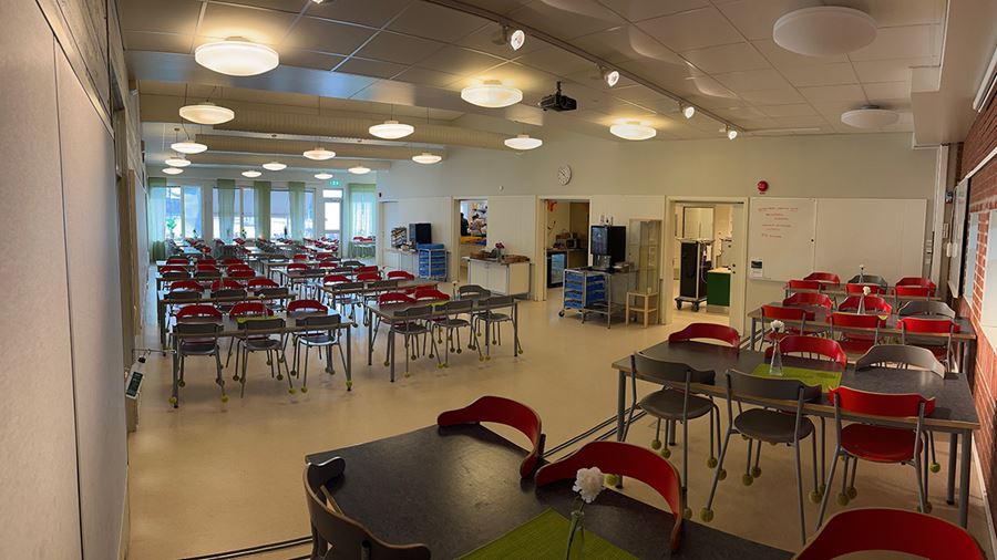Bord och stolar i matsal