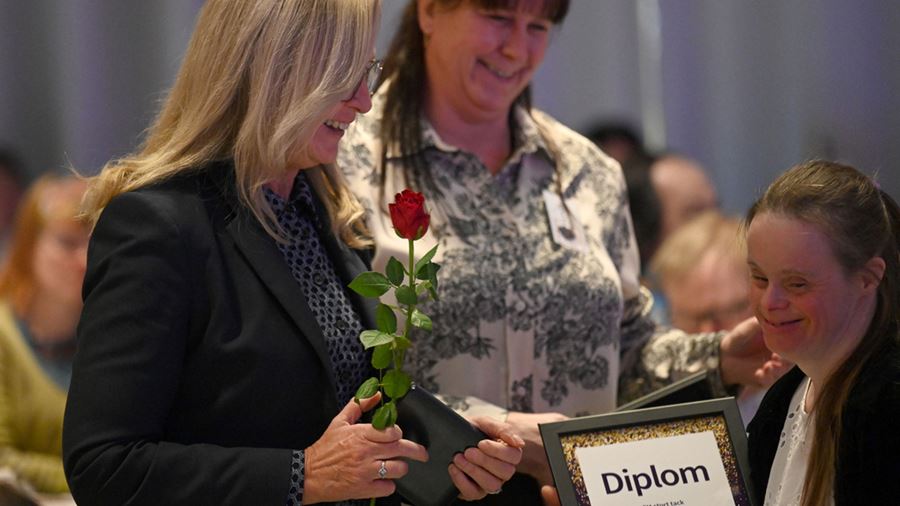 Eva f&#229;r ta emot sitt pris fr&#229;n Lenita Granlund, f&#246;rvaltningsdirekt&#246;r och Linda Norlin, samordnare omsorgsf&#246;rvaltningen