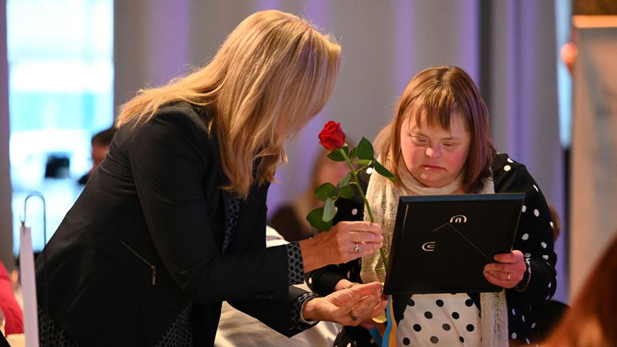 Maria f&#229;r medalj, diplom och ros av Lenita Granlund, f&#246;rvaltningsdirekt&#246;r