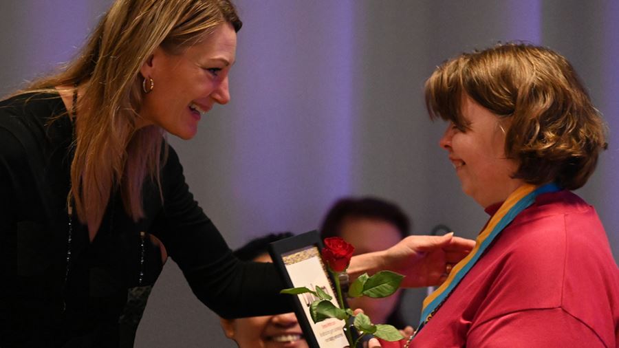 Emma f&#229;r ta emot medalj fr&#229;n Liselotte Engqvist, avdelningschef