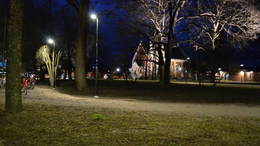 Lyktstolparna &#228;r t&#228;tare placerade och parken &#228;r mycket ljusare kv&#228;llstid.