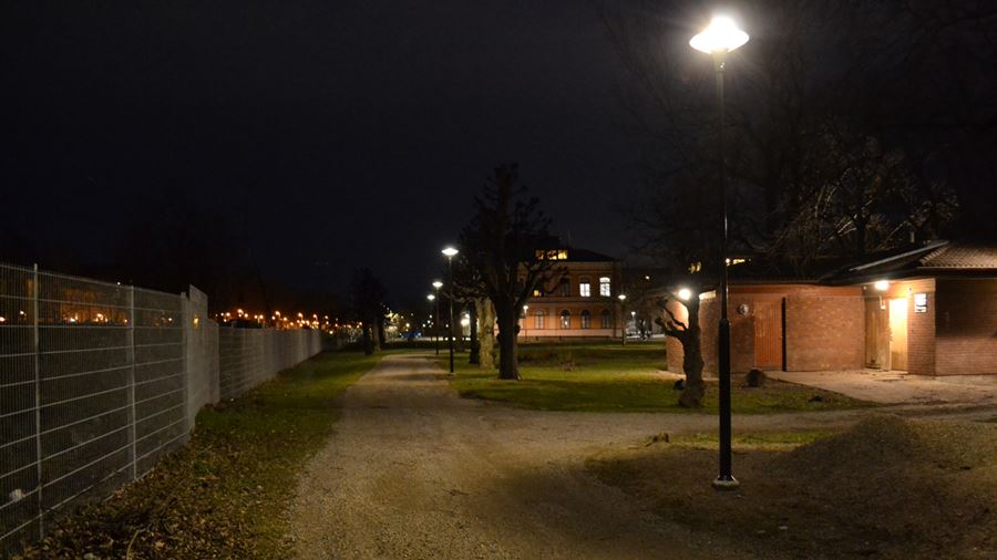 Nu finns det lyktstolpar i t&#228;tare rad l&#228;ngs g&#229;ngbanan.