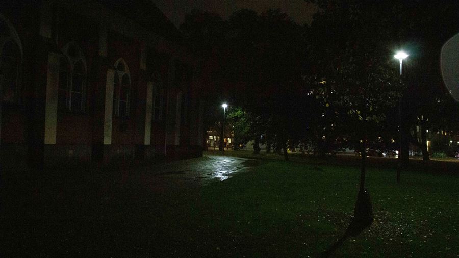Omr&#229;det n&#228;rmast kyrkan innan den nya belysningen kom p&#229; plats.