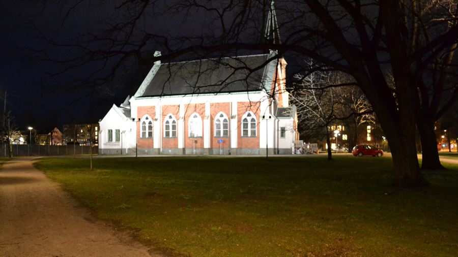Nu &#228;r kyrkan och omr&#229;det n&#228;rmast den ordentligt belyst kv&#228;llstid.