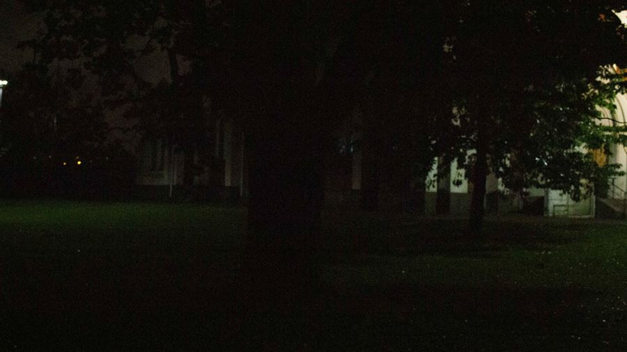 Omr&#229;det n&#228;rmast kyrkan innan ny belysning sattes upp i parken.